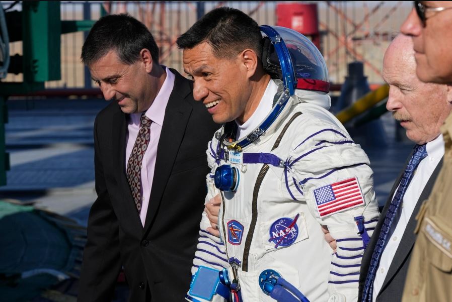 Astronauta de origen salvadoreño, realiza su primera caminata espacial